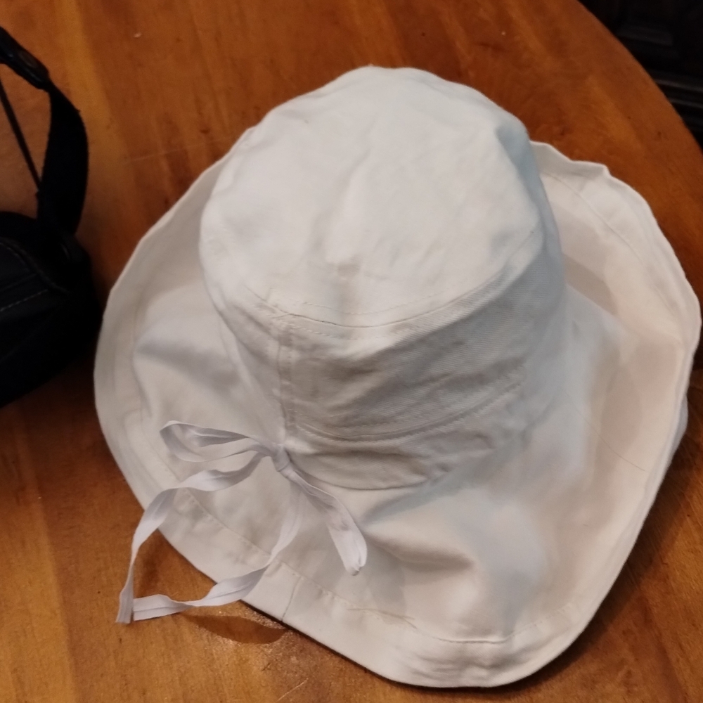 Nine West  Hat ( White)